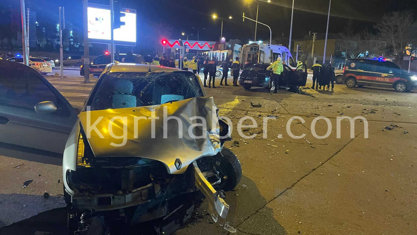 Narkotik Polisinden Kacan Otomobil Kavsakta Baska Aracla Carpisti 3 Yarali6