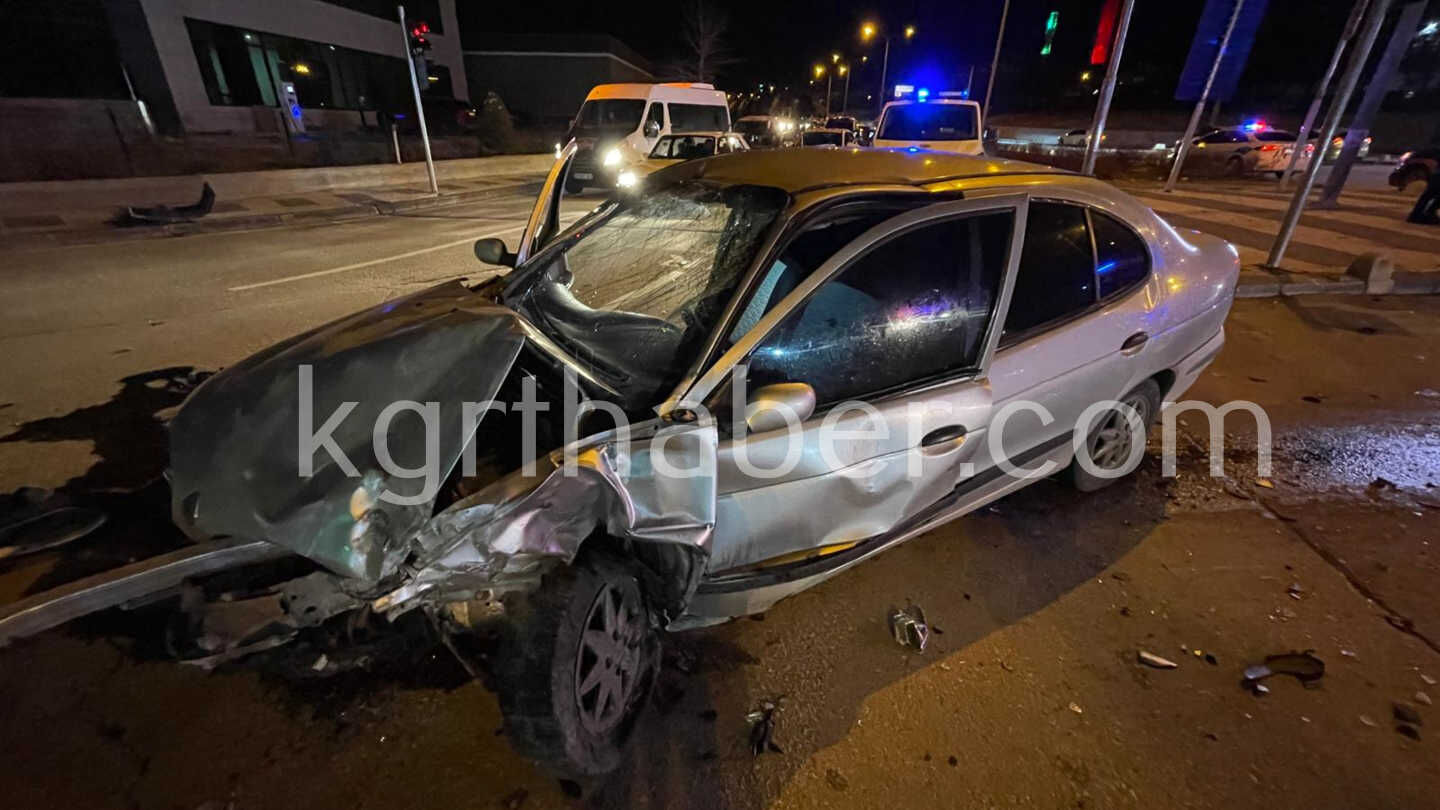 Narkotik Polisinden Kacan Otomobil Kavsakta Baska Aracla Carpisti 3 Yarali7