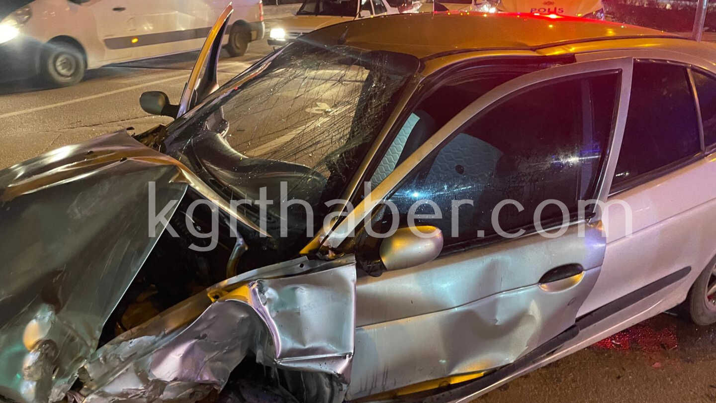 Narkotik Polisinden Kacan Otomobil Kavsakta Baska Aracla Carpisti 3 Yarali8