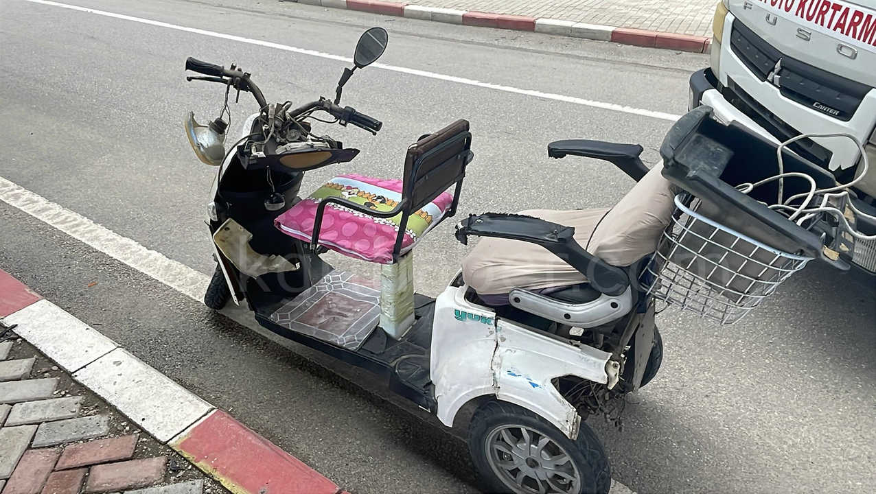 Otomobille Carpisan 3 Tekerlekli Elektrikli Bisikletin Surucusu Yaralandi1