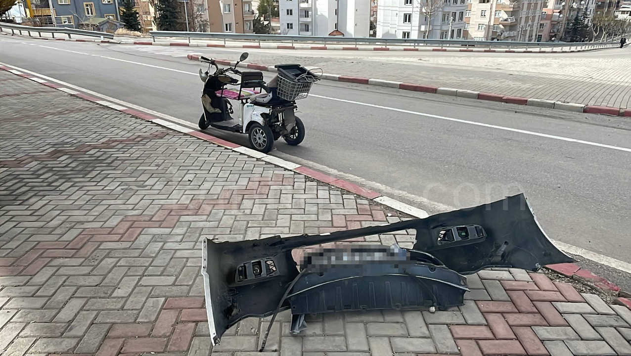Otomobille Carpisan 3 Tekerlekli Elektrikli Bisikletin Surucusu Yaralandi4