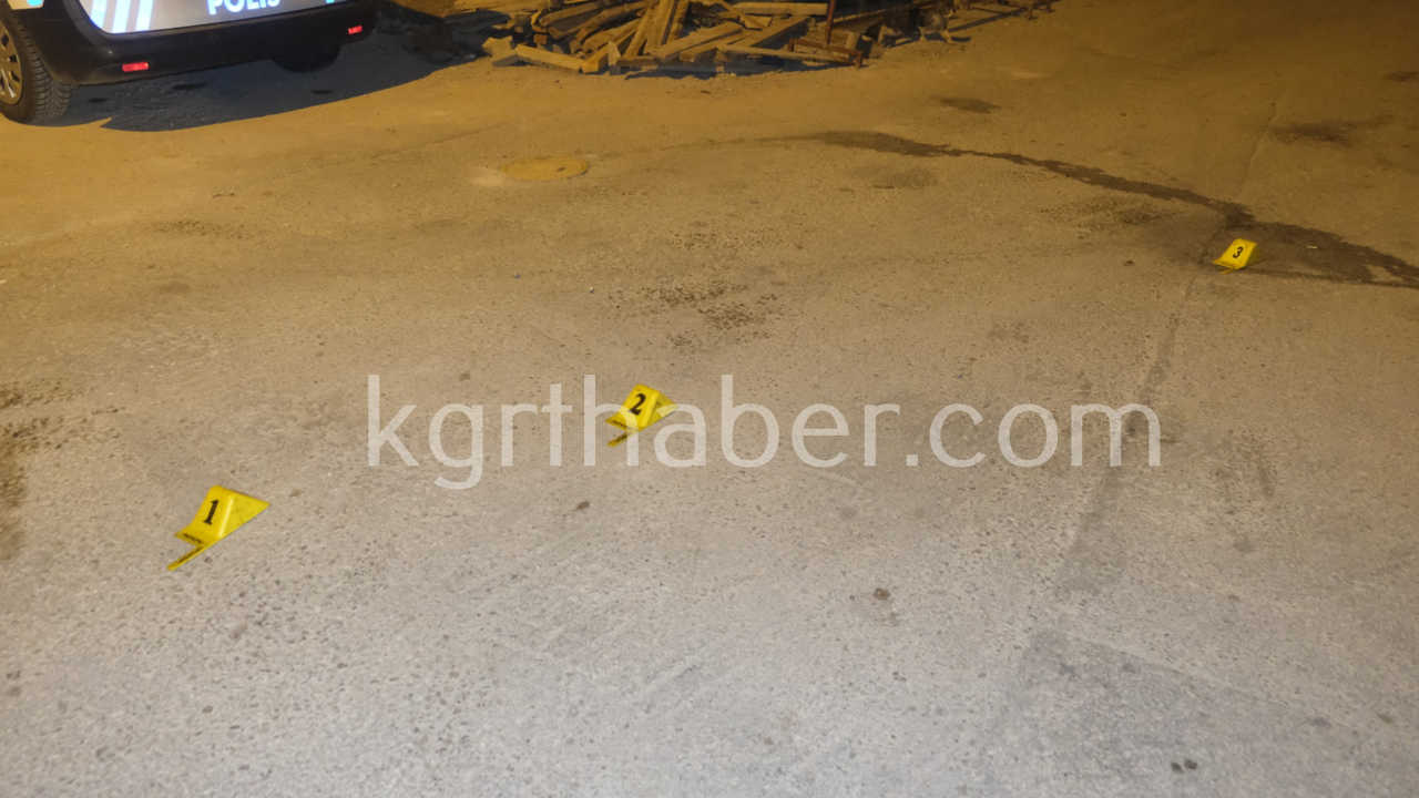 Sahur Vakti Sokak Ortasinda Tufekle Ates Acildi Park Halindeki Arac Hasar Gordu4