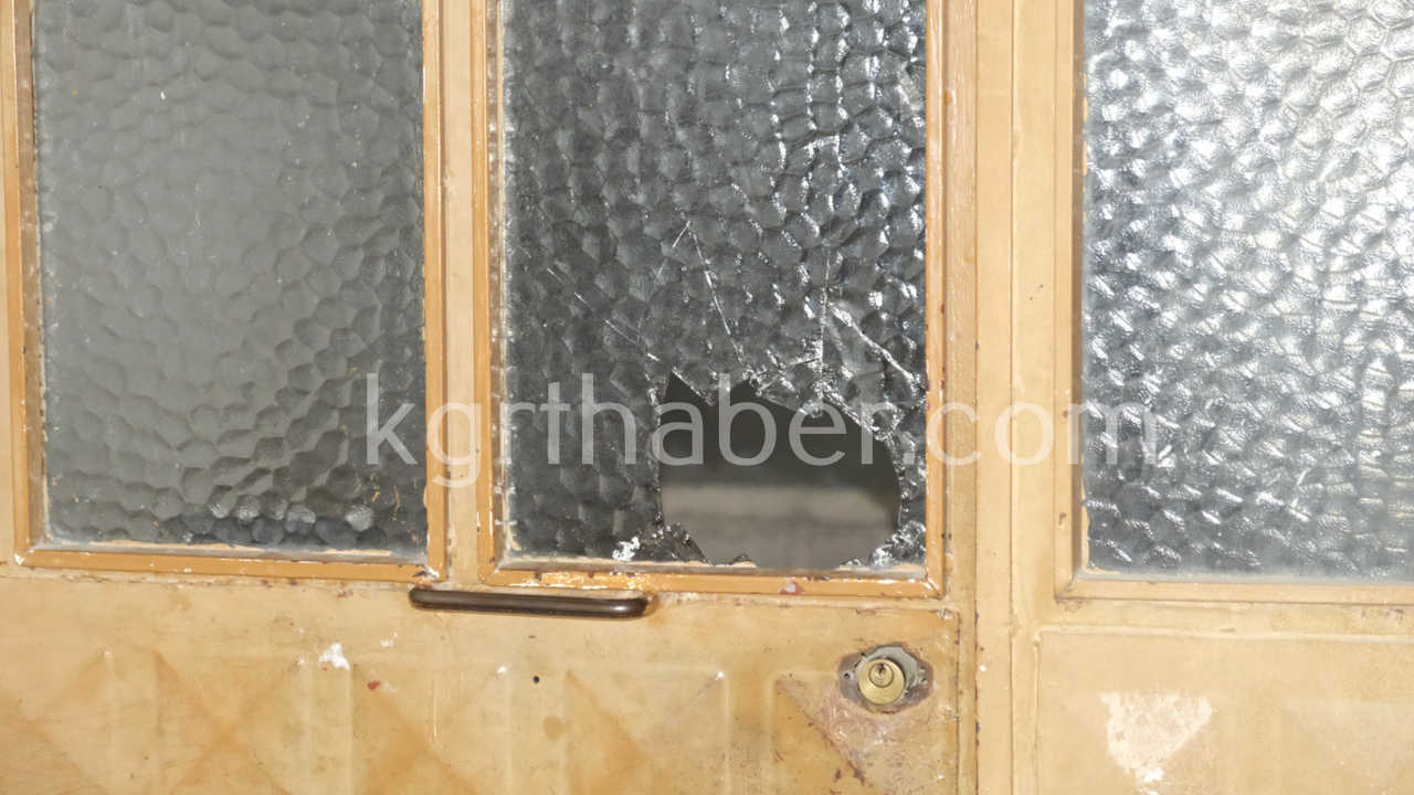 Sahur Vakti Sokak Ortasinda Tufekle Ates Acildi Park Halindeki Arac Hasar Gordu6