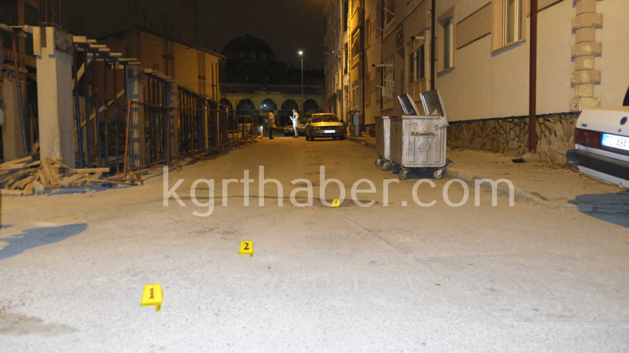 Sahur Vakti Sokak Ortasinda Tufekle Ates Acildi Park Halindeki Arac Hasar Gordu7