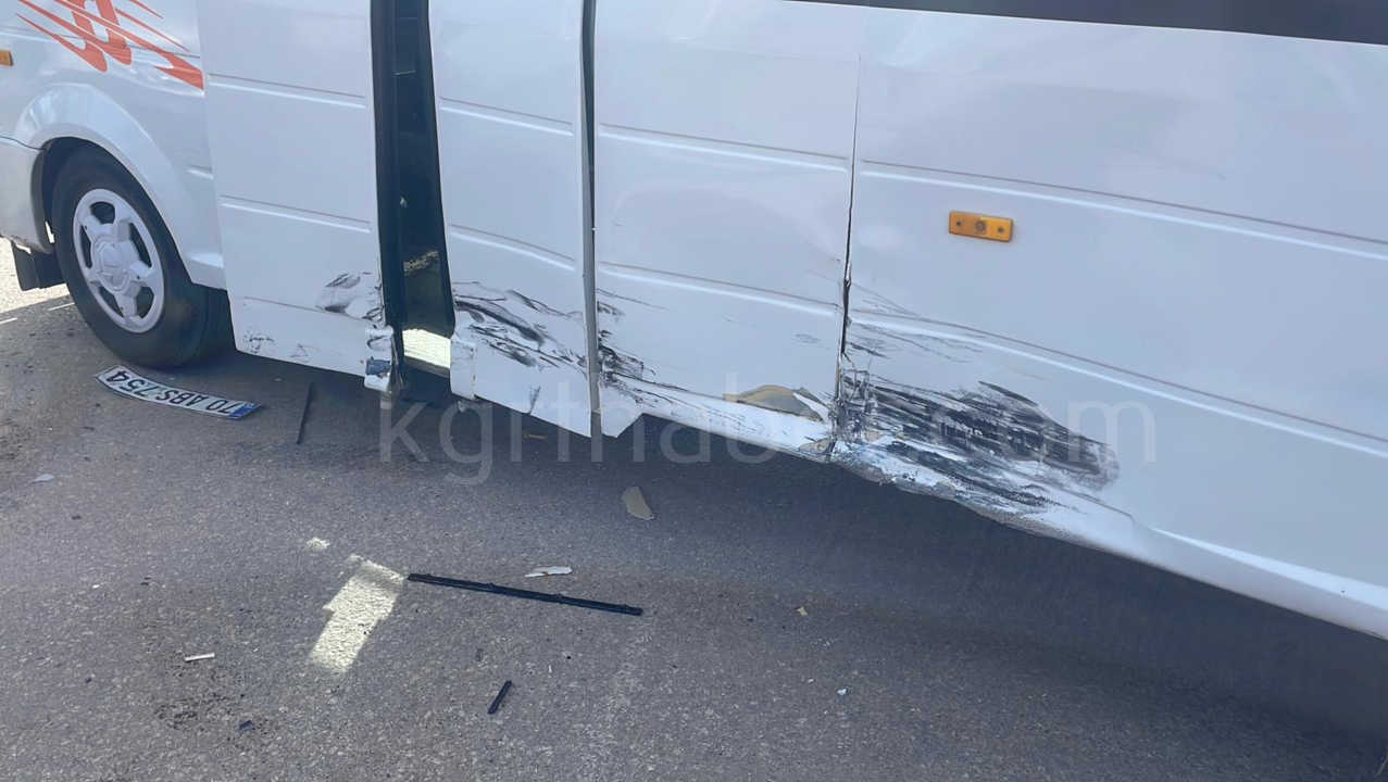 Sanayide Kaza Kamerada Dolmusla Hafif Ticari Arac Carpisti0