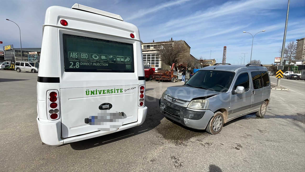 Sanayide Kaza Kamerada Dolmusla Hafif Ticari Arac Carpisti1