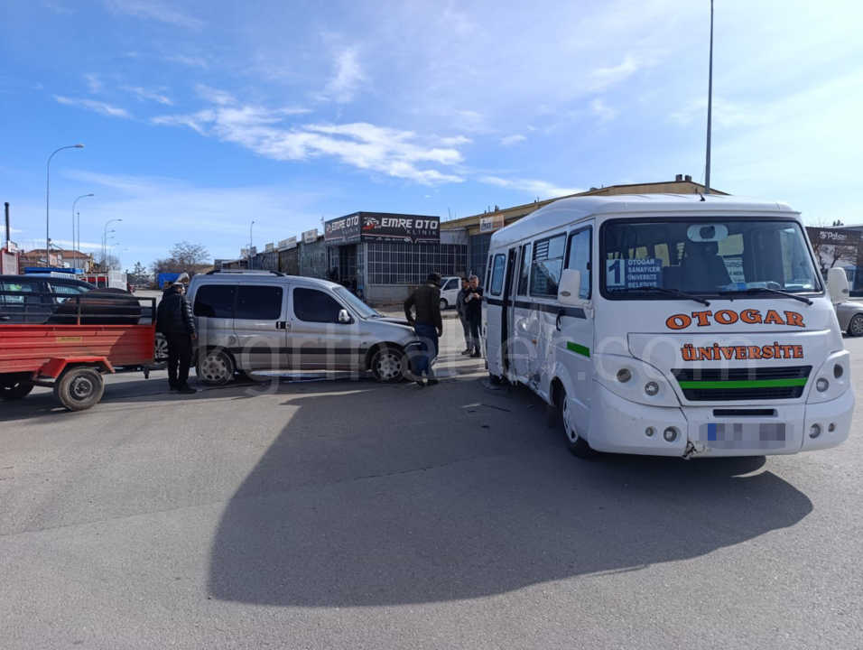 Sanayide Kaza Kamerada Dolmusla Hafif Ticari Arac Carpisti2