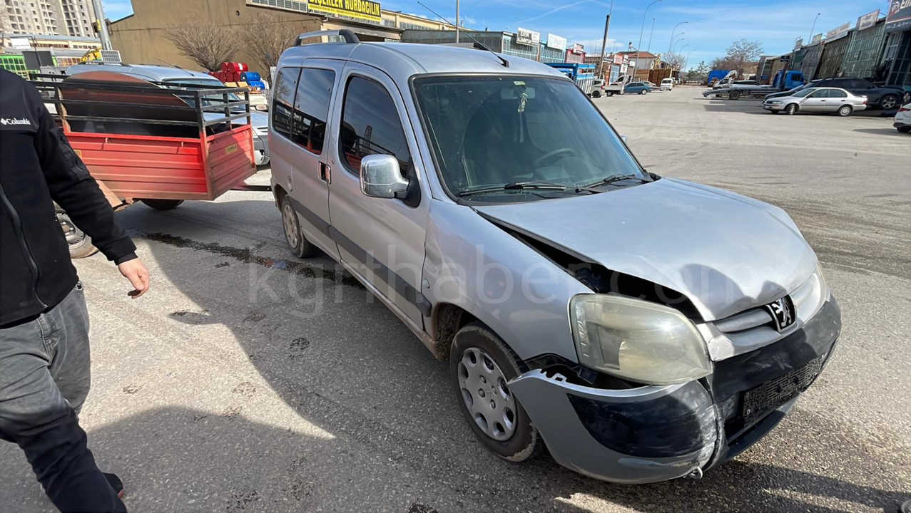 Sanayide Kaza Kamerada Dolmusla Hafif Ticari Arac Carpisti5