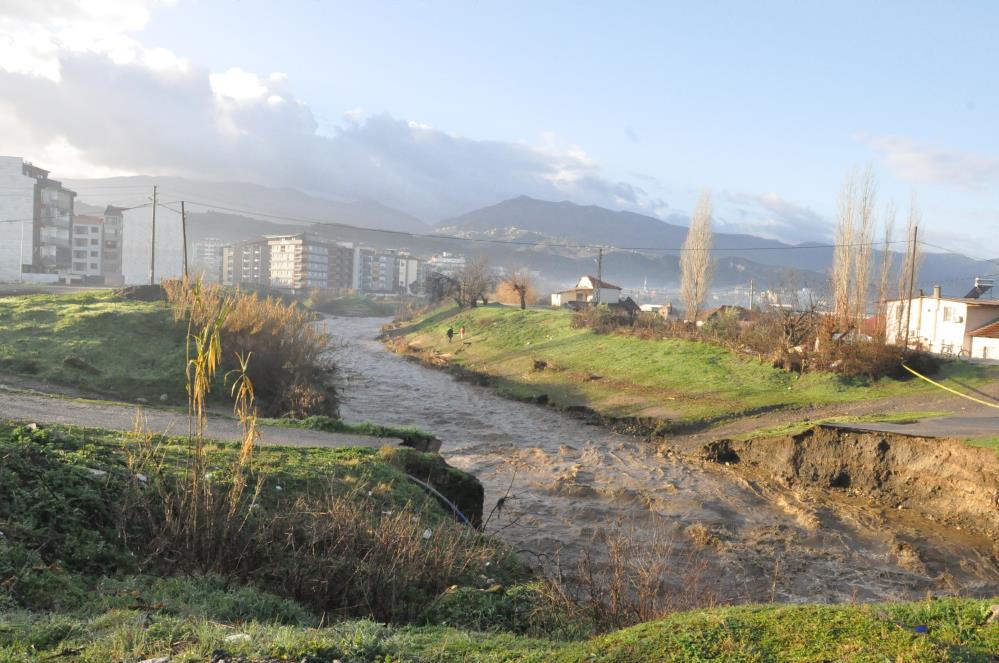 Sel Felaketinde Kopru Yikildi Nehirler Tasti1