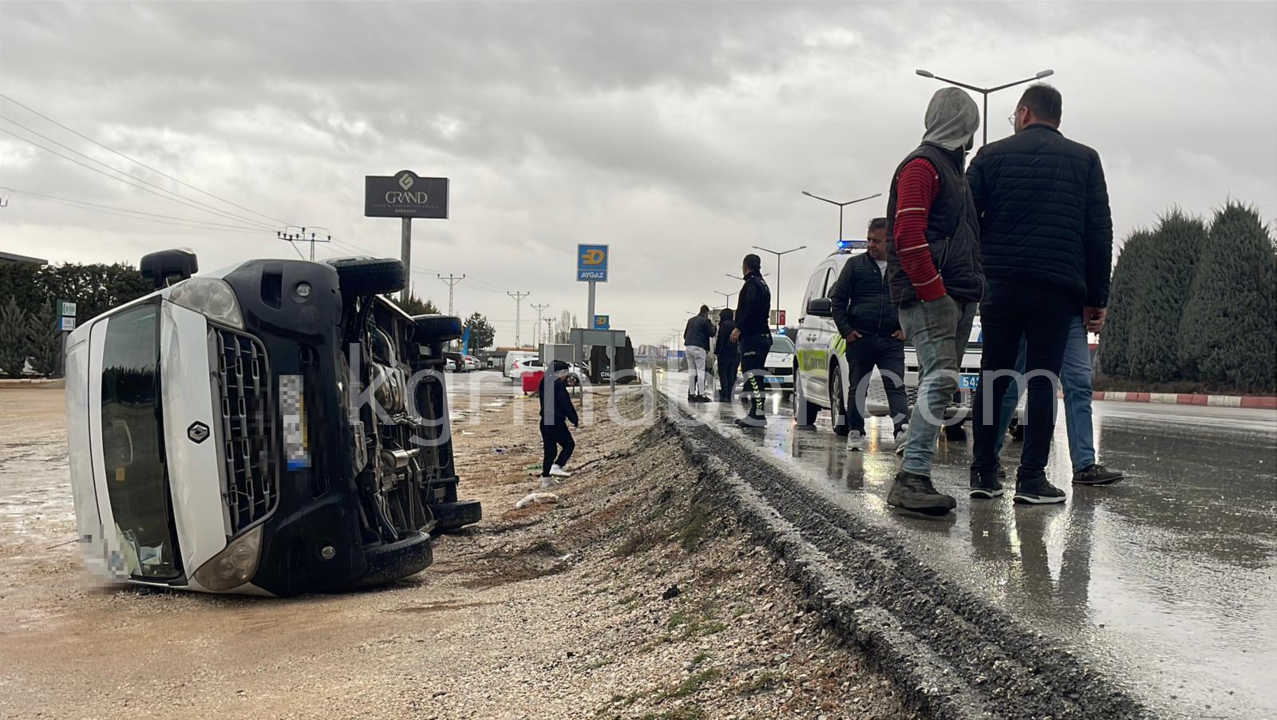 Yagisli Havada Kontrolden Cikan Okul Servisi Sarampole Devrildi0