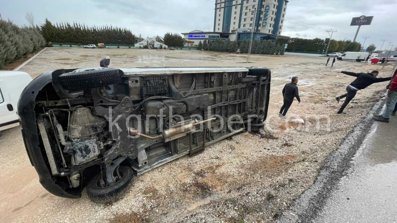 Yagisli Havada Kontrolden Cikan Okul Servisi Sarampole Devrildi1