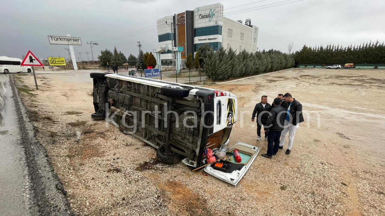 Yagisli Havada Kontrolden Cikan Okul Servisi Sarampole Devrildi6