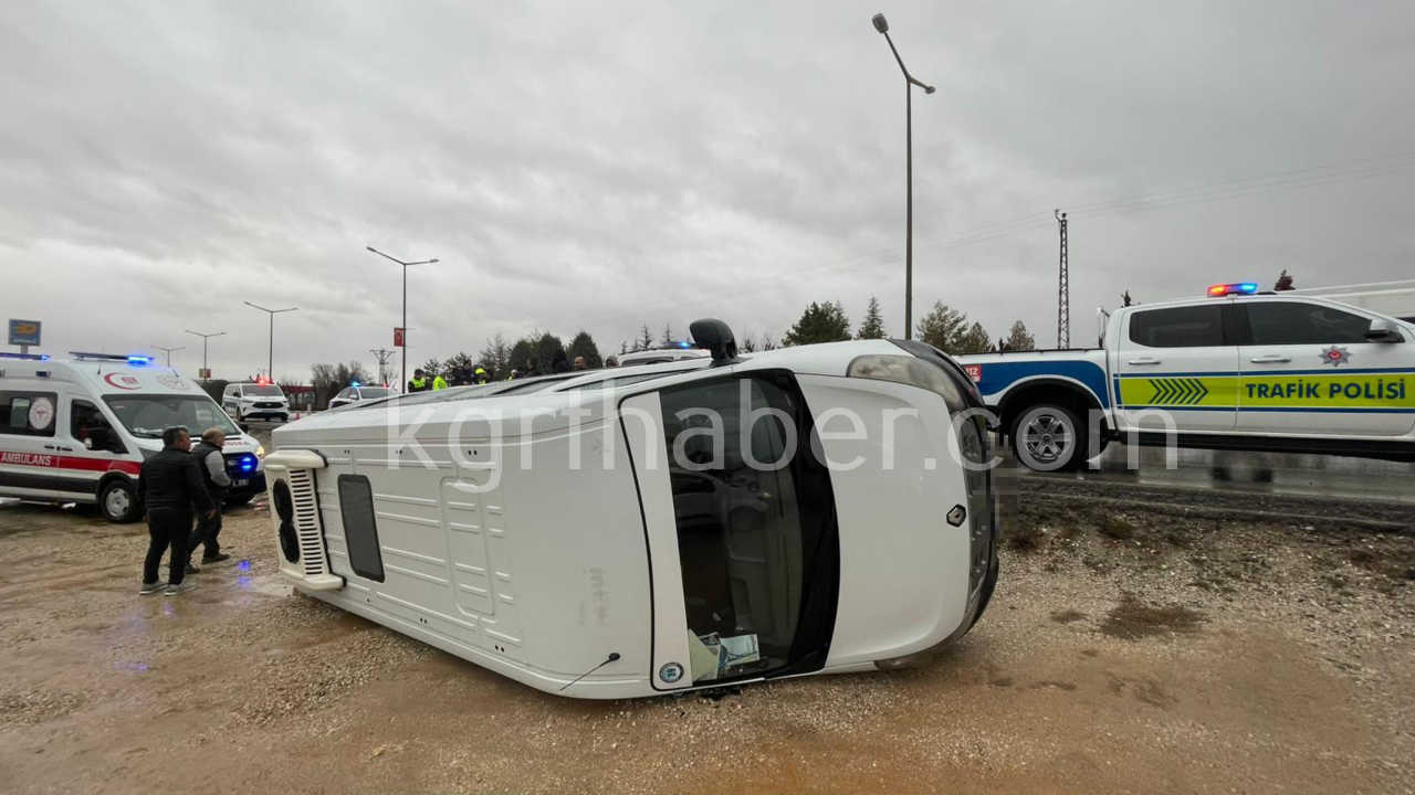 Yagisli Havada Kontrolden Cikan Okul Servisi Sarampole Devrildi8