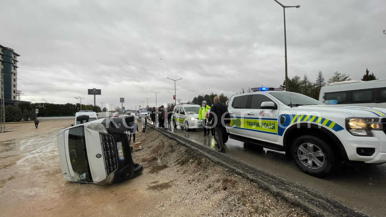 Yagisli Havada Kontrolden Cikan Okul Servisi Sarampole Devrildi9