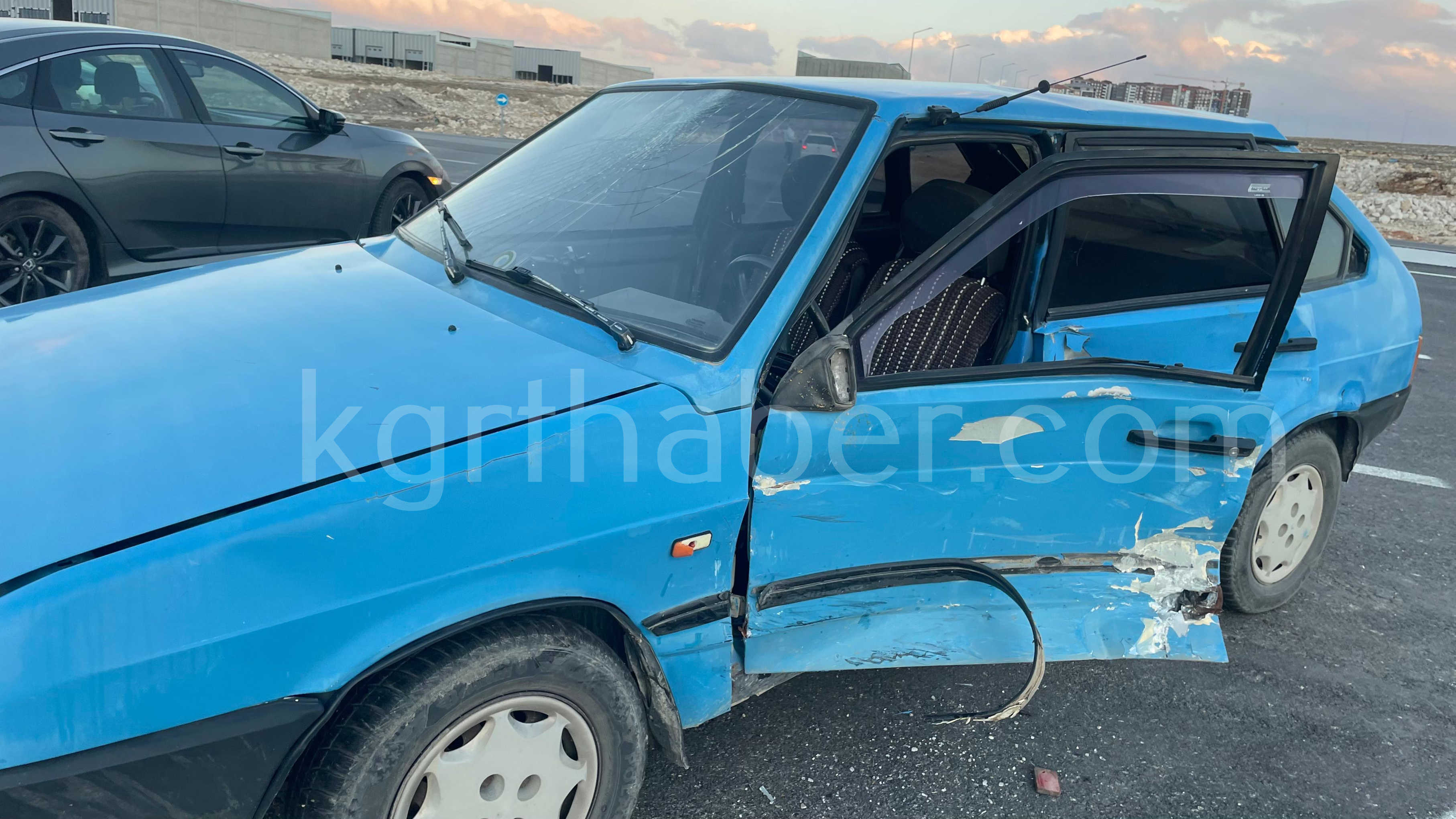 Yeni Cevre Yolunda Iki Otomobil Carpisti 2 Yarali3