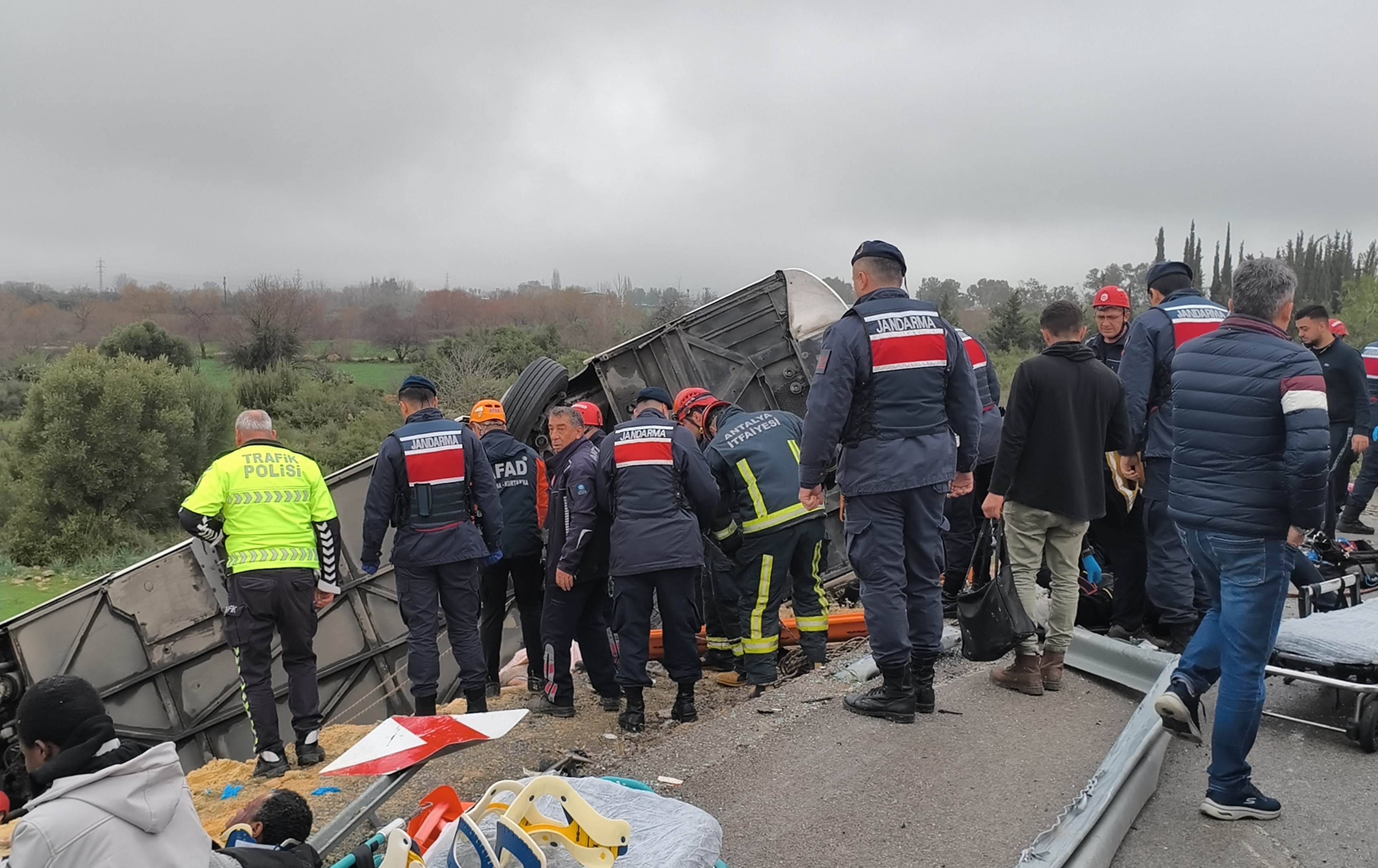 Yolcu Otobusu Sarampole Devrildi Olu Ve Yaralilar Var (1)