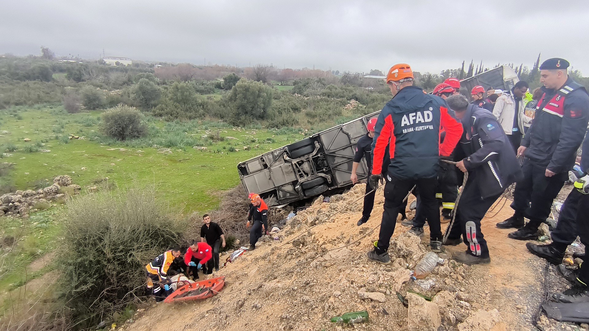 Yolcu Otobusu Sarampole Devrildi Olu Ve Yaralilar Var (6)