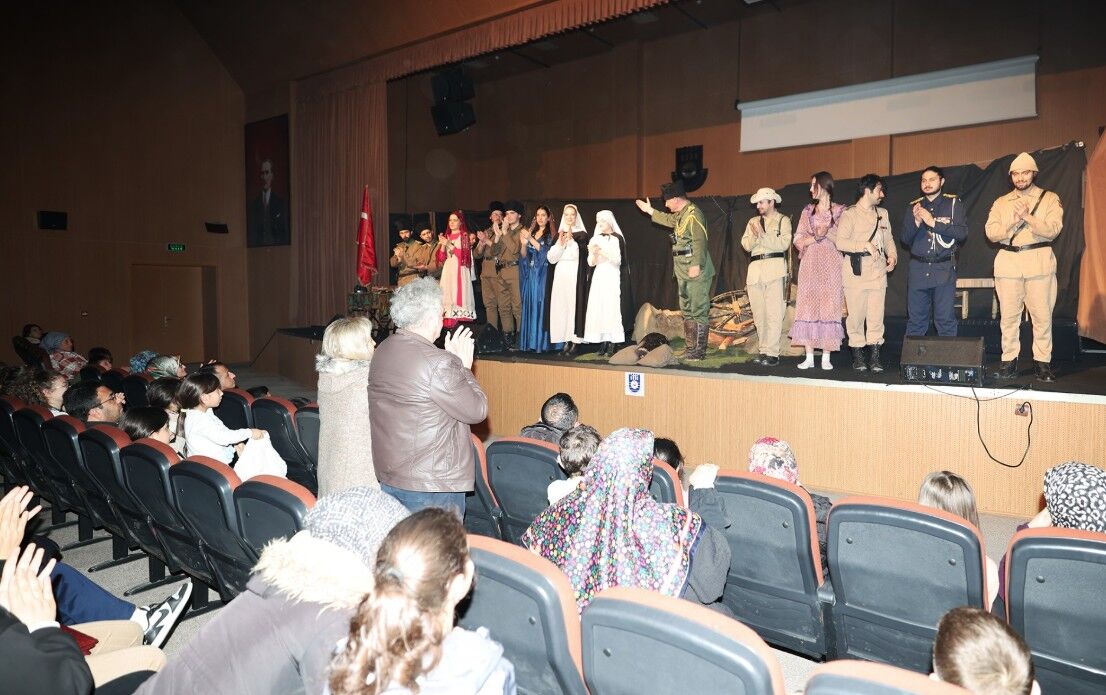 18 Martta Canakkale Sehadet Tiyatrosu Yapildi2