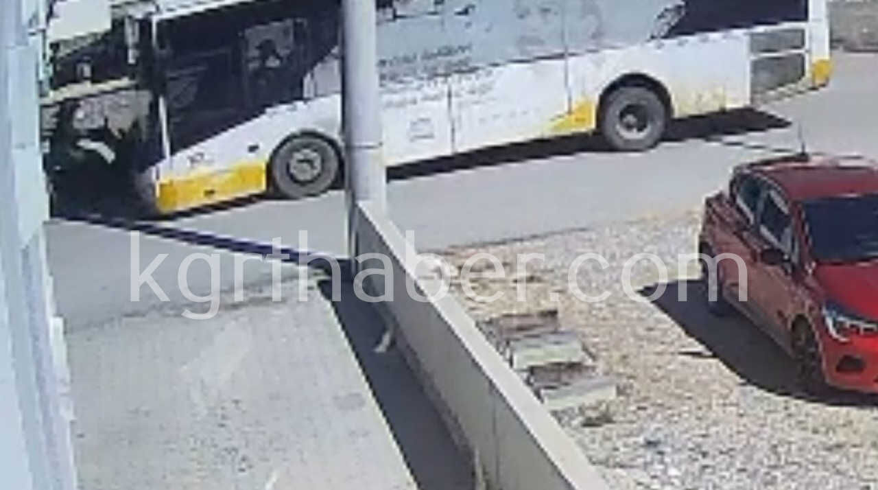 Belediye Otobusuyle Motokuryenin Carpisma Ani Kamerada 1 Yarali1