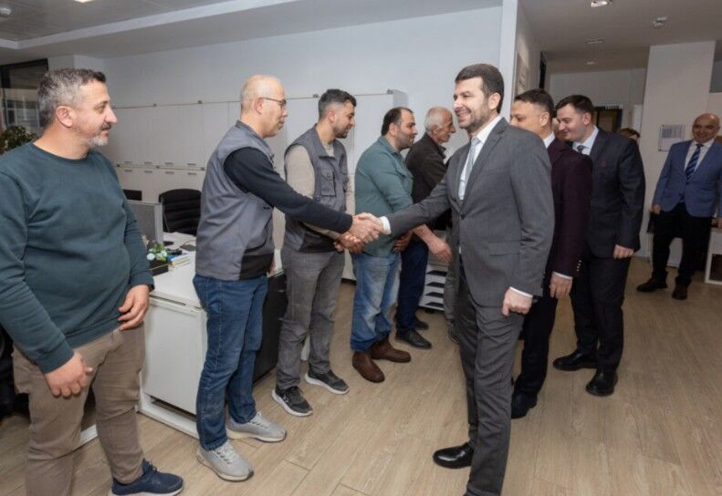 Bik Genel Muduru Cay Kurum Personeliyle Bayramlasti1