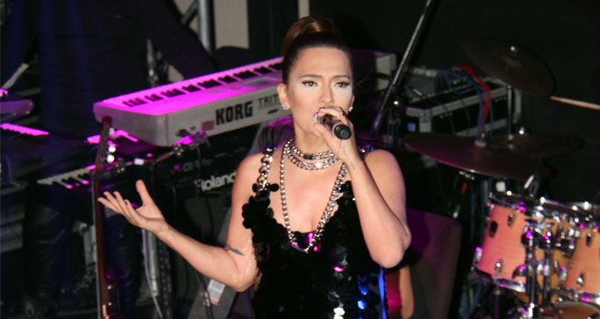 Burcu Gunesten Demet Akalina Sert Elestiriler (2)