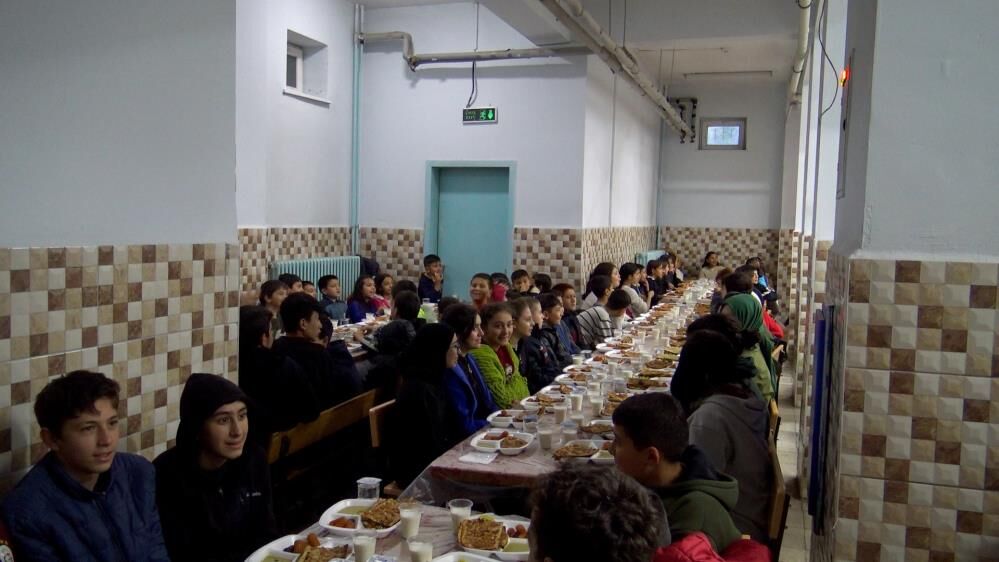 Ermeneke En Uzak Koyde Ogrencilere Iftar Yemegi (2)