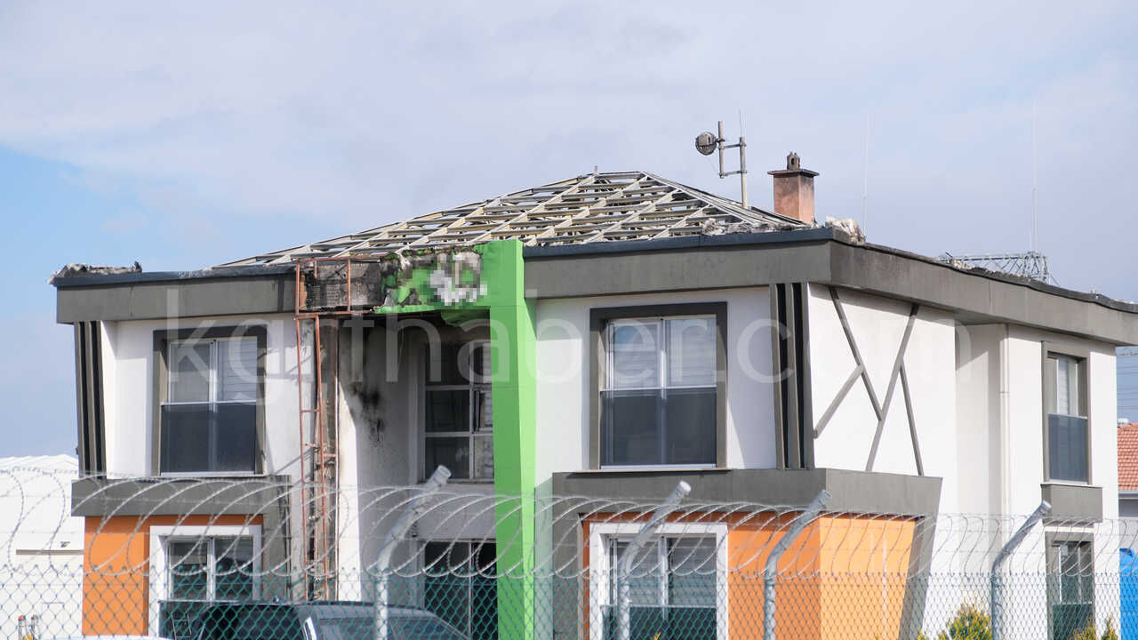 Gunes Enerji Santralindeki Idari Binanin Catisinda Yangin0-1