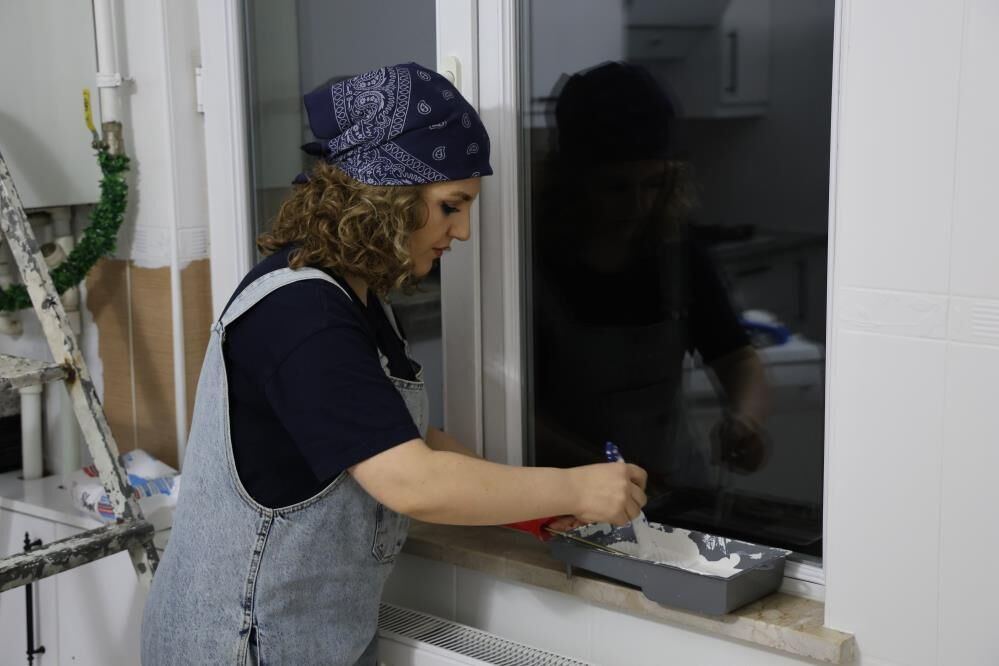 Hemcinsleri Tirnaklarini Boyarken O Duvar Boyuyor1