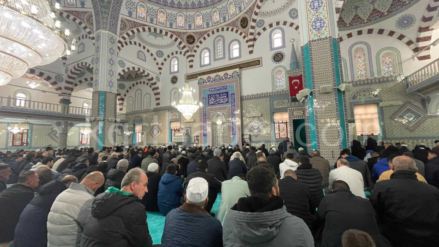 Karamanda Bayram Namazi Sonrasi Bayramlasma Merasimi1