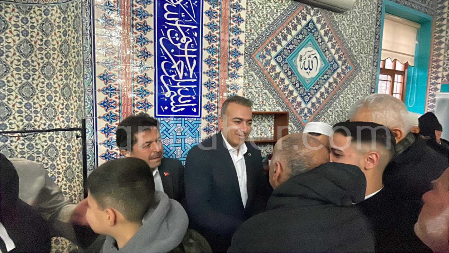 Karamanda Bayram Namazi Sonrasi Bayramlasma Merasimi3