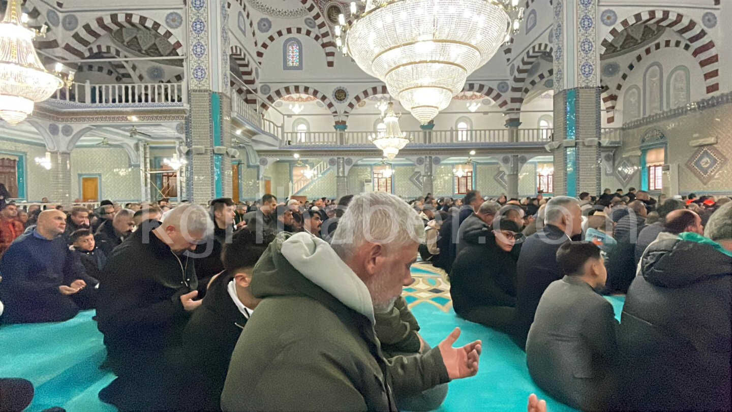 Karamanda Bayram Namazi Sonrasi Bayramlasma Merasimi5