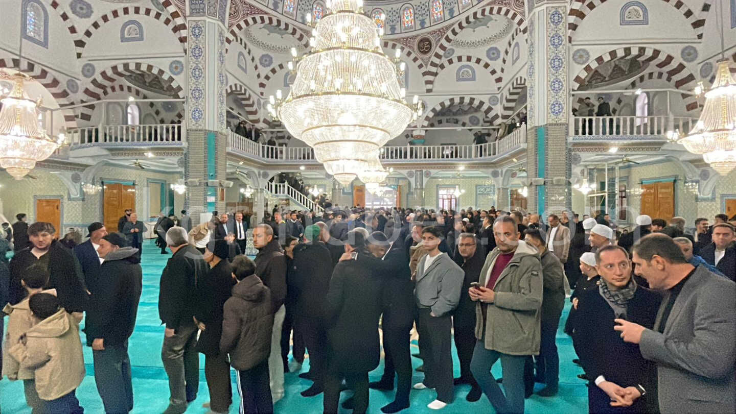 Karamanda Bayram Namazi Sonrasi Bayramlasma Merasimi7