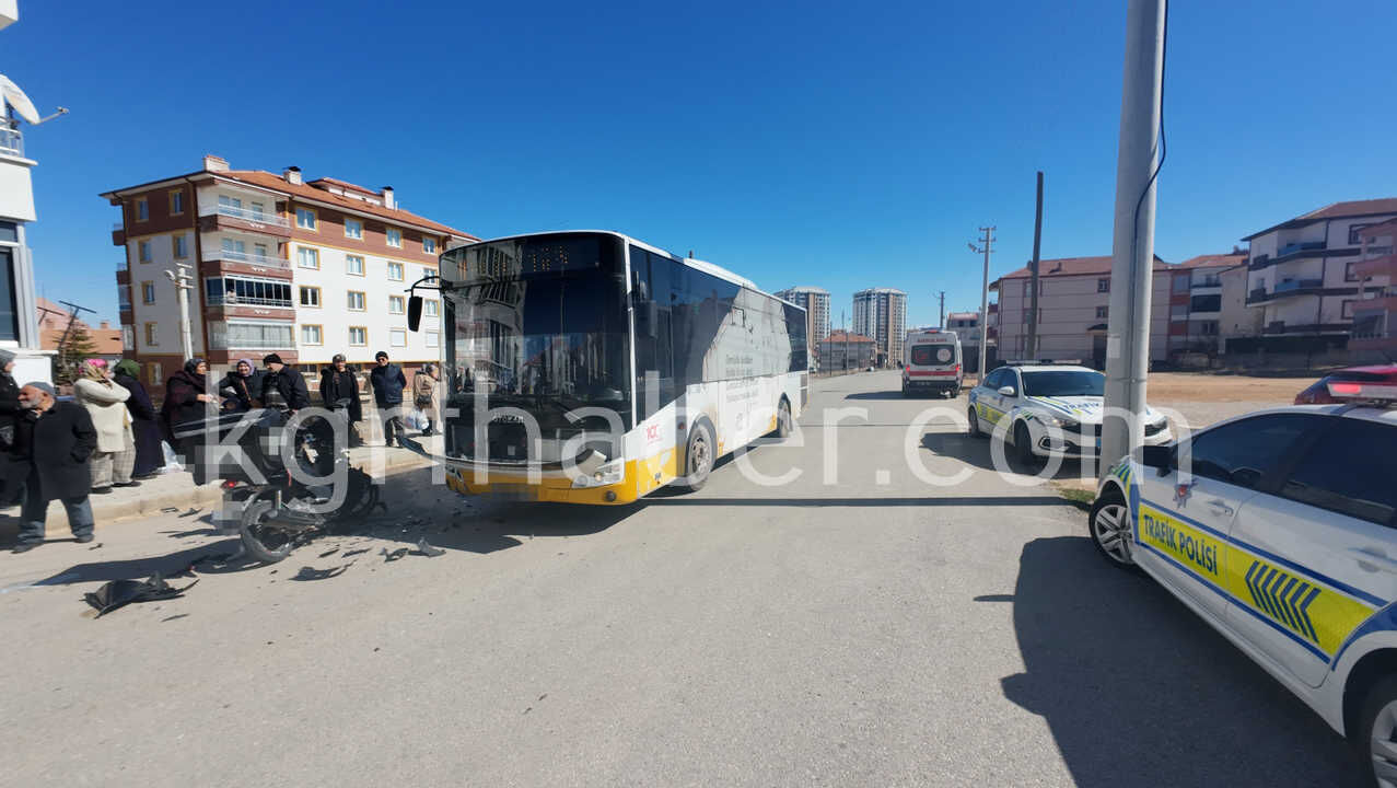 Karamanda Belediye Otobusuyle Motokurye Kafa Kafaya Carpisti 1 Yarali1