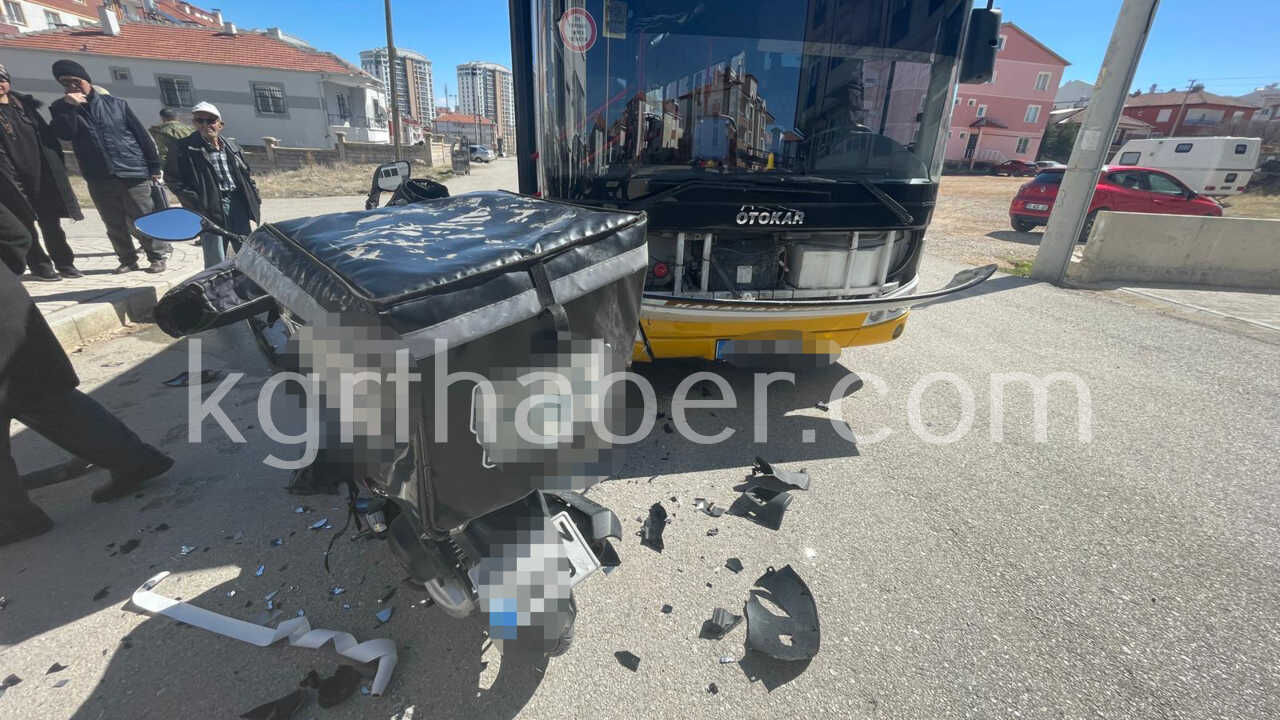 Karamanda Belediye Otobusuyle Motokurye Kafa Kafaya Carpisti 1 Yarali3