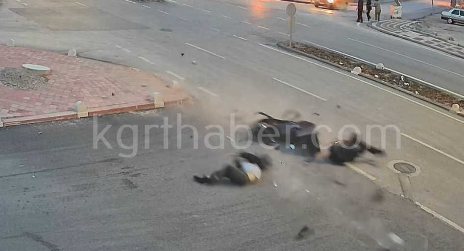 Karamanda Feci Kaza Ani Kamerada Yaya Havada Savruldu 2 Yarali2