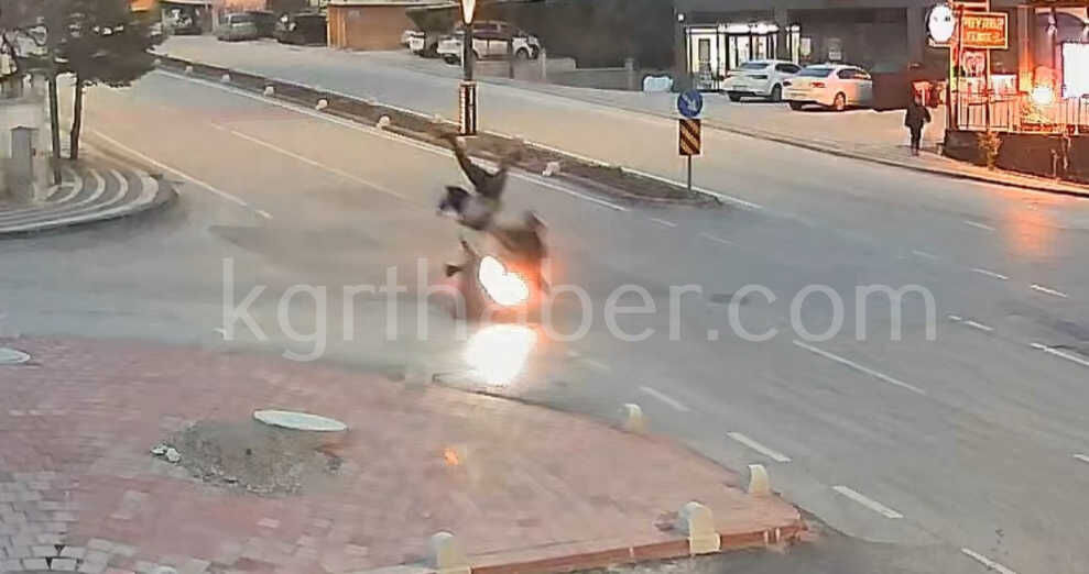 Karamanda Feci Kaza Ani Kamerada Yaya Havada Savruldu 2 Yarali3