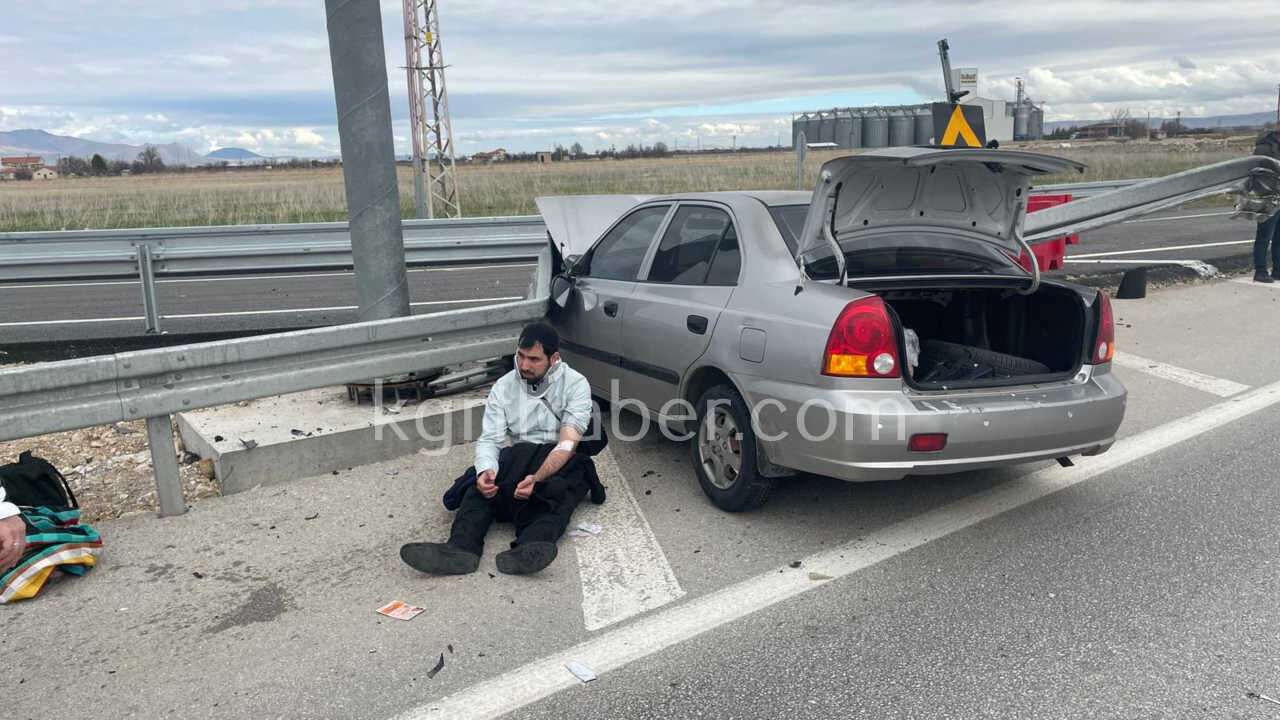 Karamanda Feci Kaza Arac Bariyerlere Saplandi0