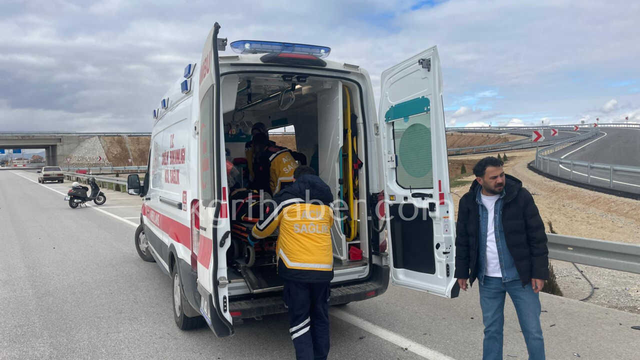 Karamanda Feci Kaza Arac Bariyerlere Saplandi1