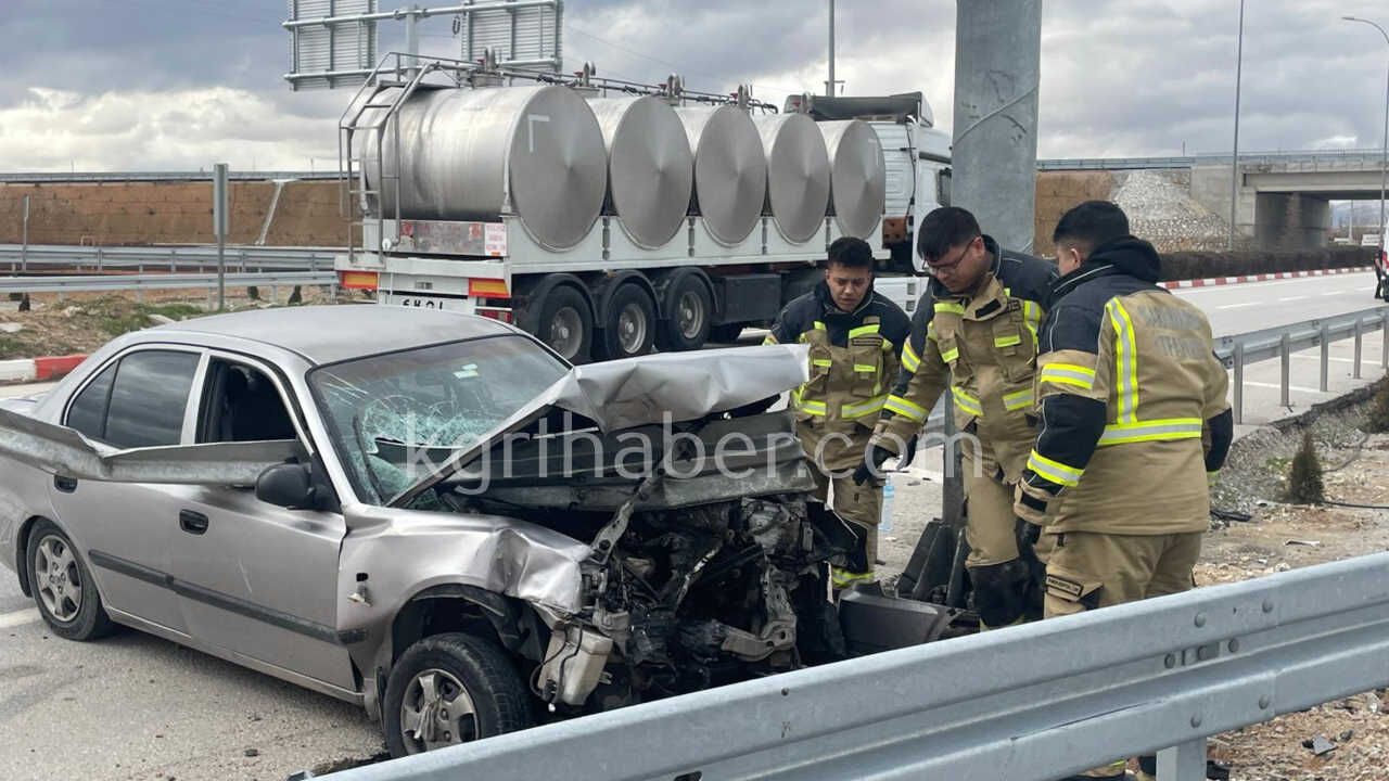 Karamanda Feci Kaza Arac Bariyerlere Saplandi10-1