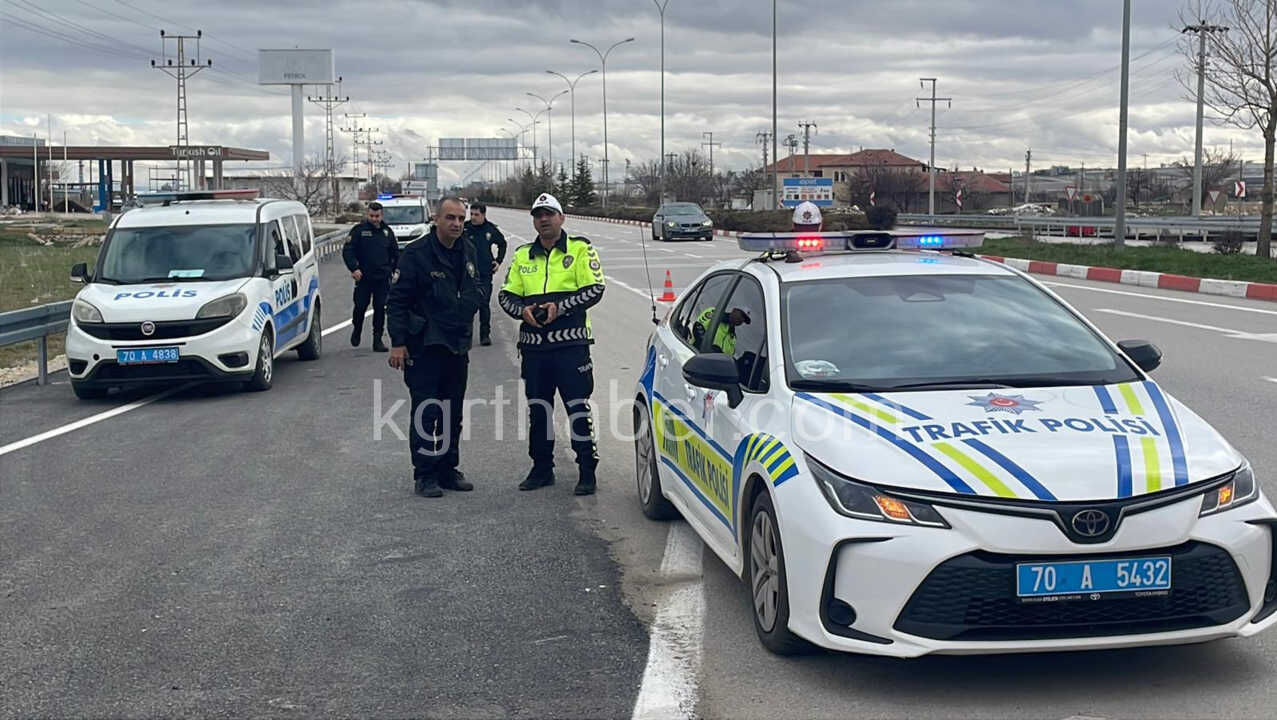 Karamanda Feci Kaza Arac Bariyerlere Saplandi12-1