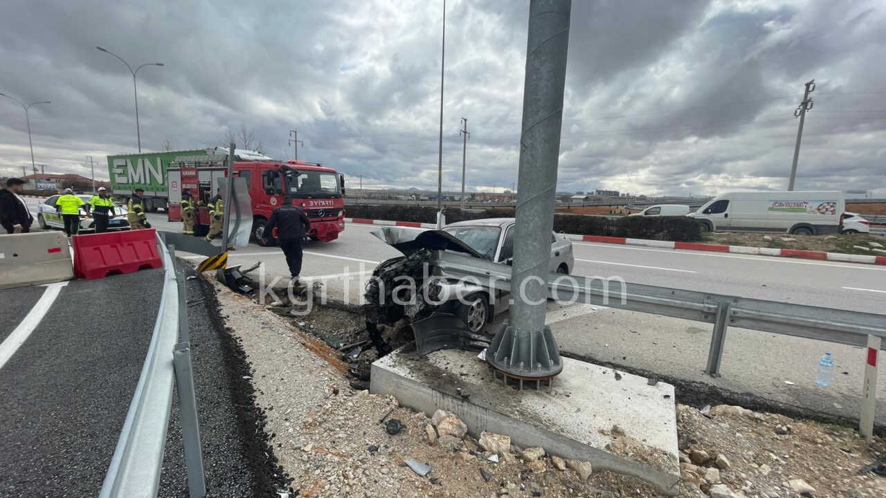 Karamanda Feci Kaza Arac Bariyerlere Saplandi13