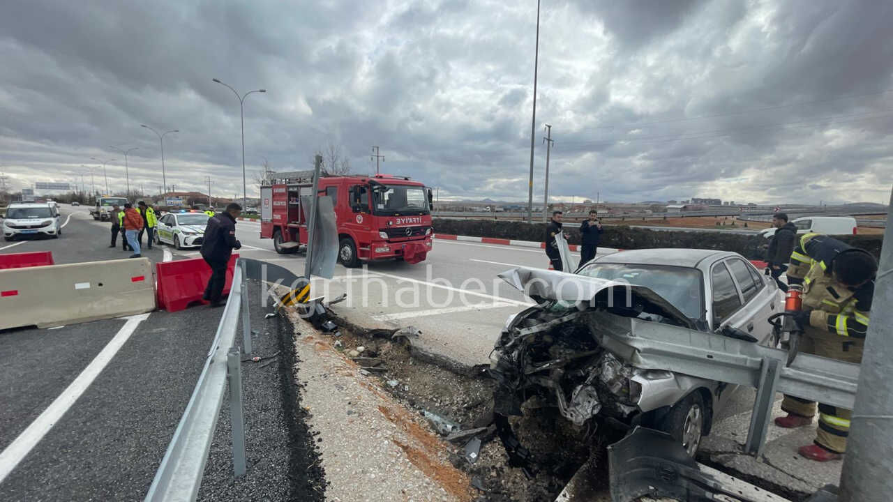 Karamanda Feci Kaza Arac Bariyerlere Saplandi14