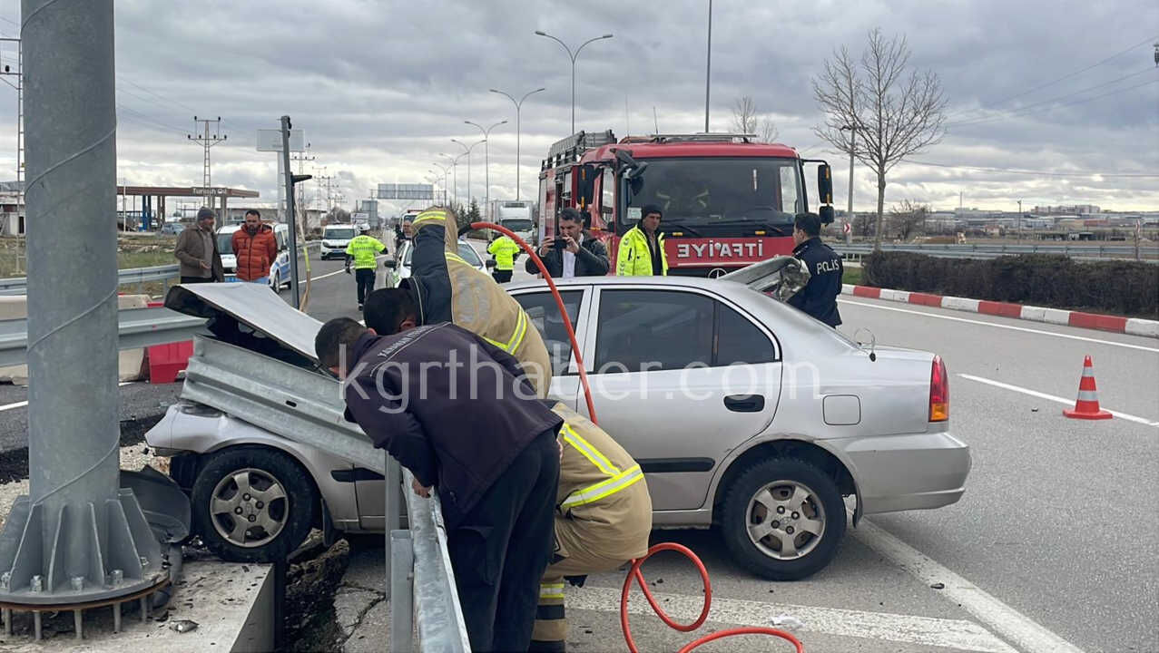 Karamanda Feci Kaza Arac Bariyerlere Saplandi15