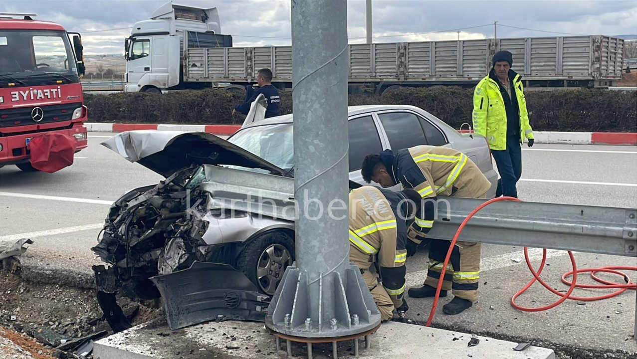 Karamanda Feci Kaza Arac Bariyerlere Saplandi17