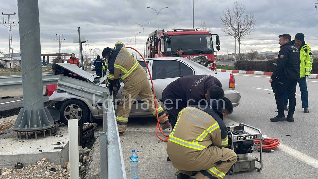 Karamanda Feci Kaza Arac Bariyerlere Saplandi18