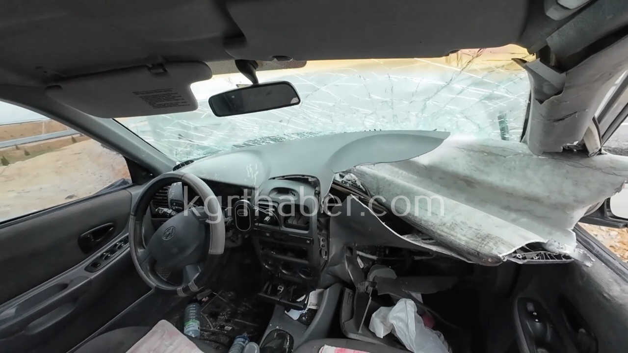 Karamanda Feci Kaza Arac Bariyerlere Saplandi22