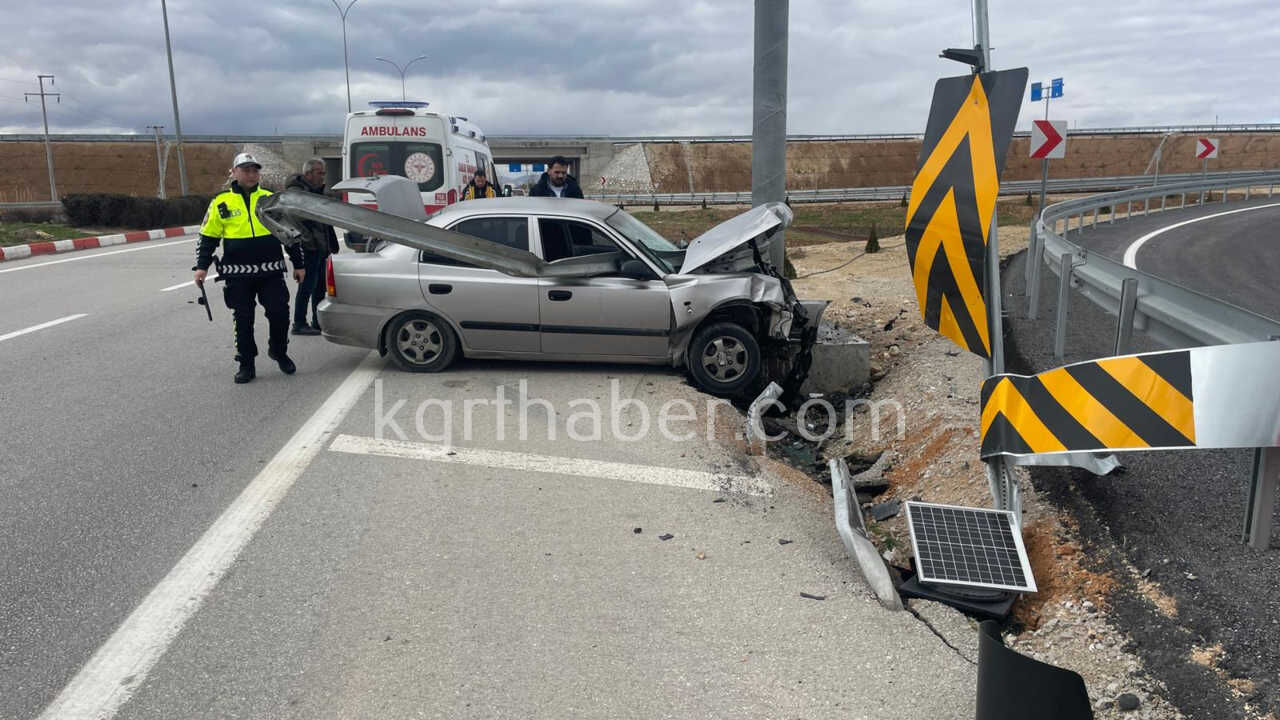 Karamanda Feci Kaza Arac Bariyerlere Saplandi3