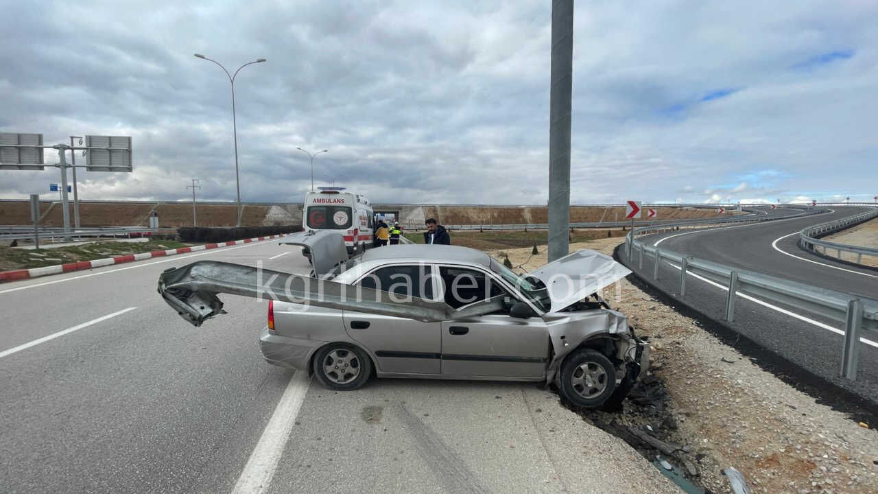 Karamanda Feci Kaza Arac Bariyerlere Saplandi4