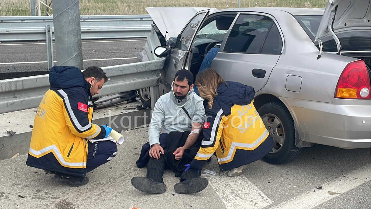 Karamanda Feci Kaza Arac Bariyerlere Saplandi5