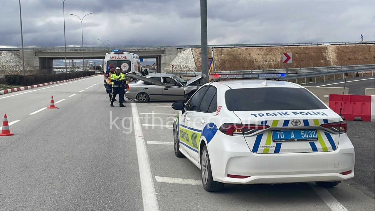 Karamanda Feci Kaza Arac Bariyerlere Saplandi6